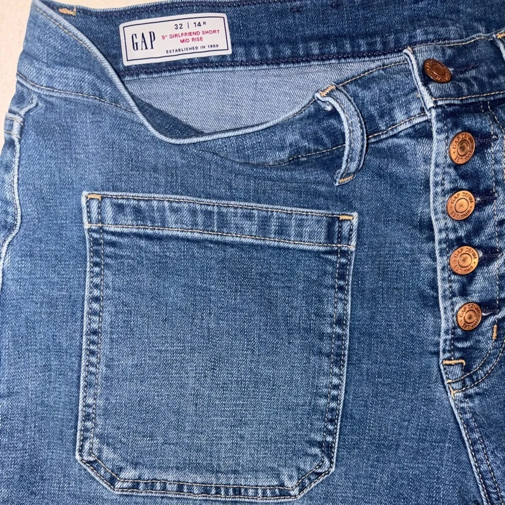 Gap 5” Mid Rise Girlfriend Denim Blue Shorts Exposed Button Fly Women’s Size 14R